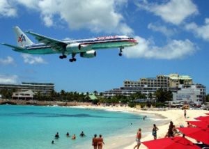 American 757 on final approach at St. Maarten Airport.jpg