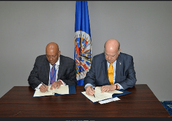 Bayney R. Karran, Ambassador, Permanent Representative of Guyana to the OAS (L) and  José Miguel Insulza, OAS Secretary General Sign Agreement for Electoral Observation Mission Photo Credit: Maria Patricia Leiva/OAS 