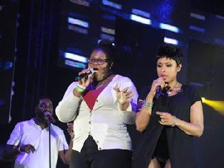 American rhythm and blues superstar, Jennifer Hudson shares the stage with Digicel MEGA Sumfest contest winner, Allison Roberts, as they perform Spotlight, before thousands of adoring fans. 