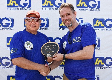 Robert Yap Foo (left) receives his High Overall Champion award from Chris Hind