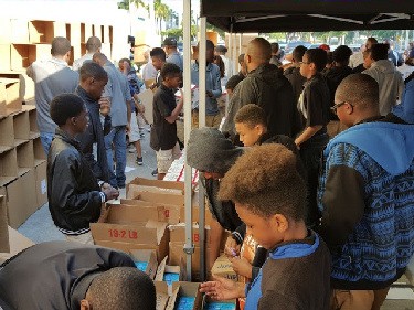 100 Black Men Of South Florida Provide Food To Residents During Annual Thanksgiving Food Drive