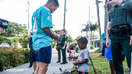 Kenny Stills passing out NFL trading cards by Panini America with Broward Sheriff's Office