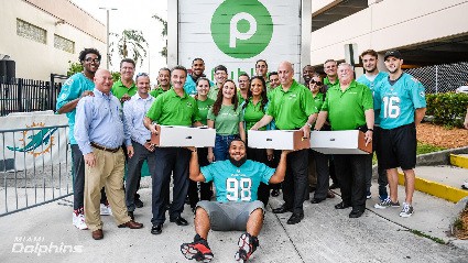 The Miami Dolphins distributed 500 Thanksgiving meals from Publix