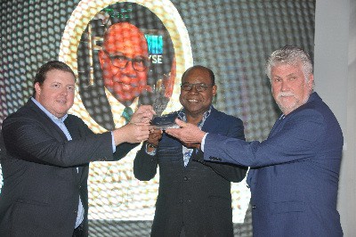 Edmund Bartlett receives Caribbean Tourism Minister of the year award