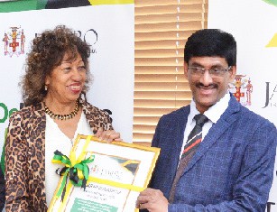 JAMPRO President Diane Edwards (centre left) hands Dr. Murthy Devarabhotla an official certificate recognising him as an Honorary Investment Adviser for Jamaica in India.