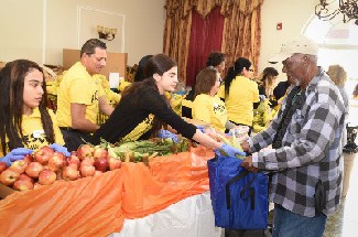 Fresco y Más donates $25,000 in food to Feeding South Florida