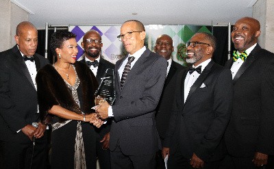 Jamaica’s Ambassador to the United States of America, Audrey Marks presents the 2018 David “Wagga” Hunt Distinguished Award to Dr. Kevin Asher, the father of Chinyelu Asher a member of Jamaica’s Reggae Girlz
