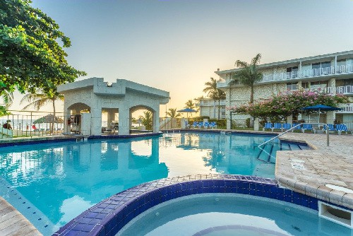 Adults-only pool at Holiday Inn Resort® Montego Bay 