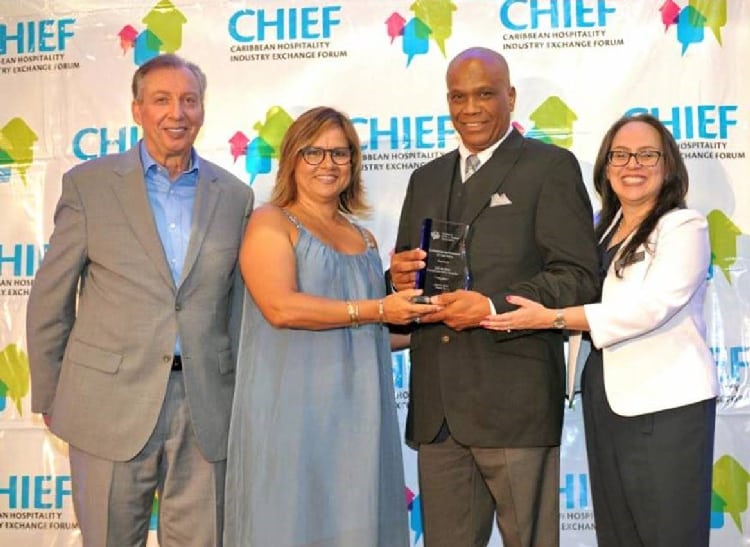 Luis de Jesus (second from right) is Caribbean Supervisor of the Year.