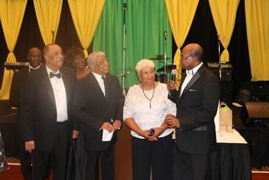 Jamaica’s Minister of Tourism Hon. Edmund Bartlett (right) commends actress Kerry Washington on her special award. Present to accept the award were her parents Dr. Valerie Washington (1st R) and Earl Washington (1st L). Looking on is event producer Sephron Mair.