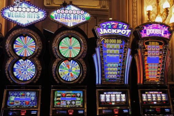how are casino slot machines programmed?