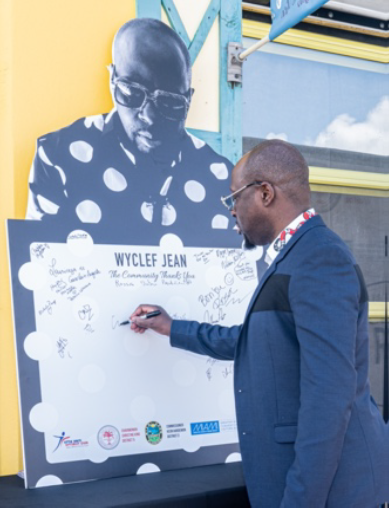 Wyclef signed a tribute thank you card.